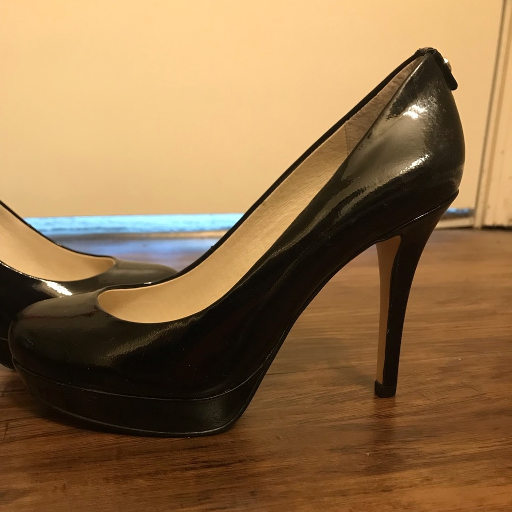 NEW W/OUT BOX — MICHAEL KORS patent leather pumps